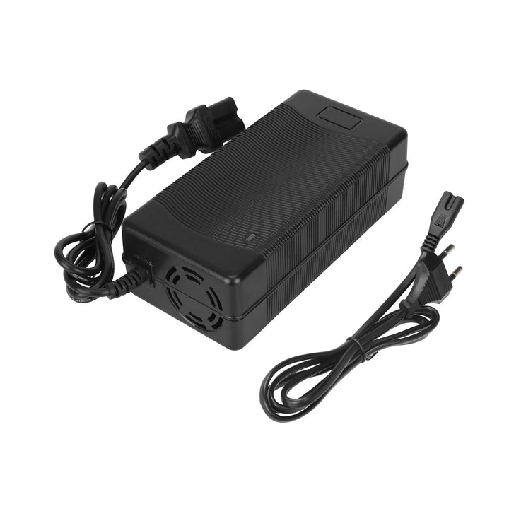 Caricabatterie da 48V a 54.6V2A con testa a spillo con spina EU Caricabatterie per batteria al litio con connettore a spillo e ventola per pacco batteria